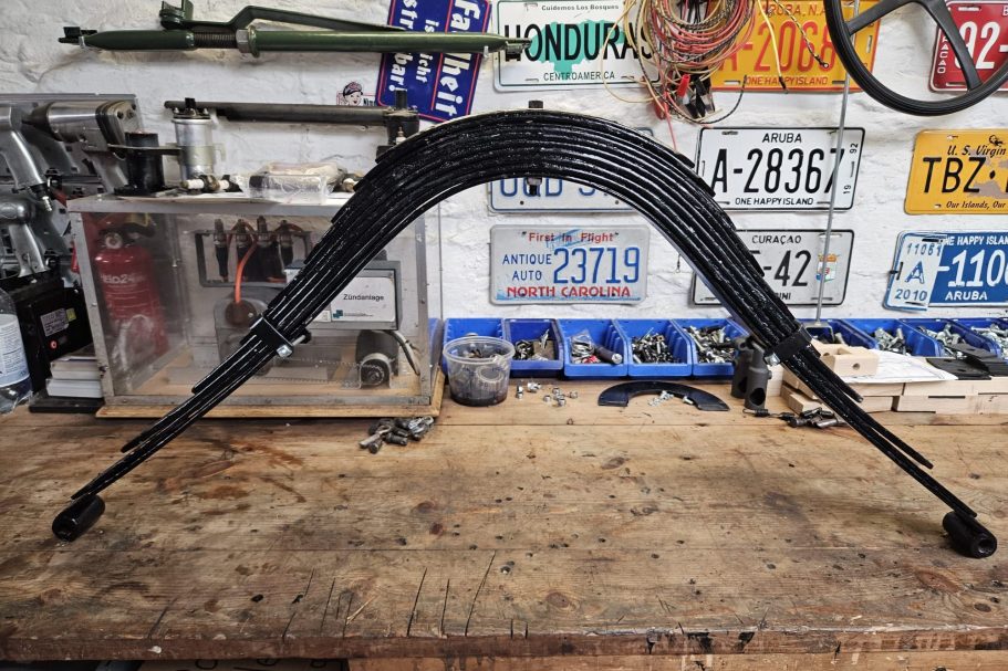 Zum EInbau vorbereitete Hinterachse mit 9 Lagen Blattfeder für die Hinterachse vor Einbau