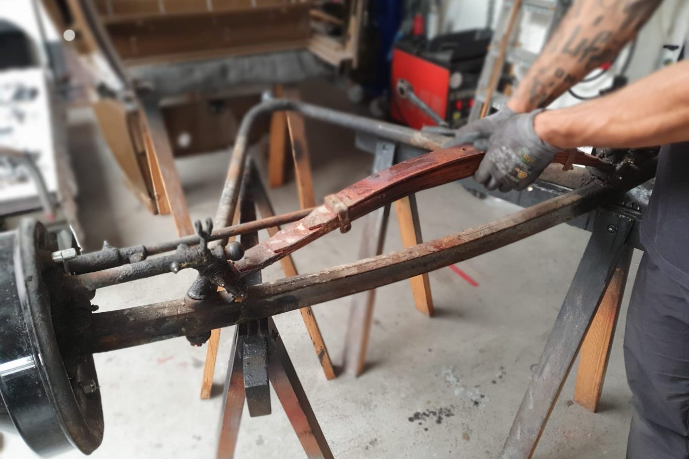 Ausbau der Blattfeder Ford Model A Ausbau einer gebrochenen Blattfeder an einer Vorderachse