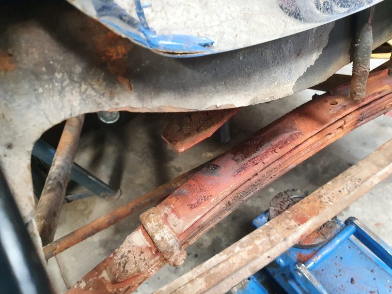 Gebrochene Blattfeder Gebrochene Blattfeder vor Aubau aus dem Rahmen