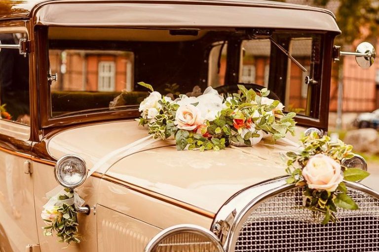 Blumenschmuck auf der Motorhaube