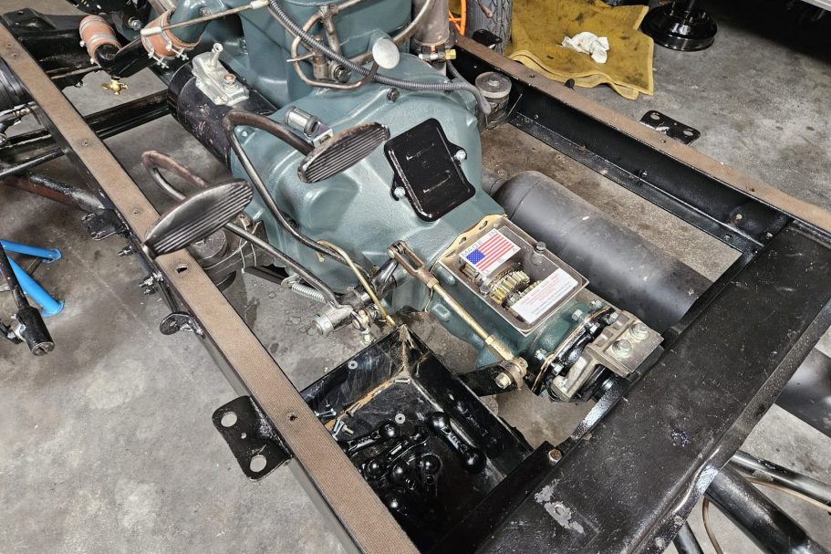 Der Ford bekommt ein Synchronisiertes neues Getriebe Autausch des unsynchronisiertes Getriebes gegen vollsynchronisiertes Getriebe