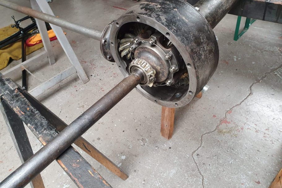 Innenansicht Differential mit Lager Differentialgehäuse mit demontoertem Achsrohr