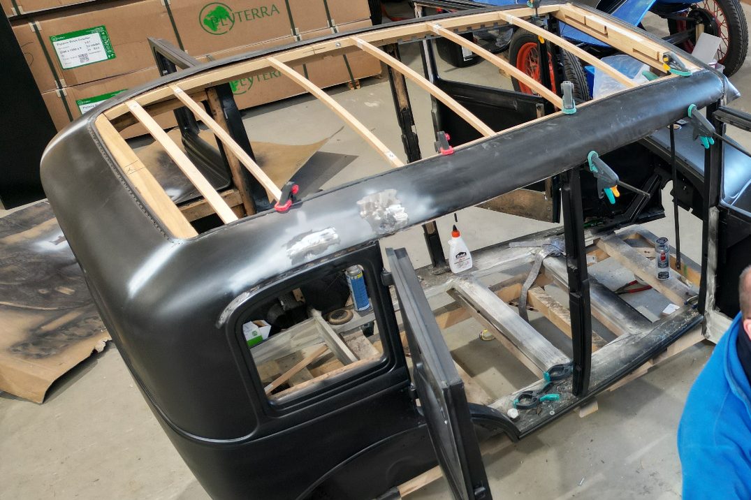 Innenraumansicht eines Ford Model A Innenasicht des Ford A mit einem klassischen Lenkrad.