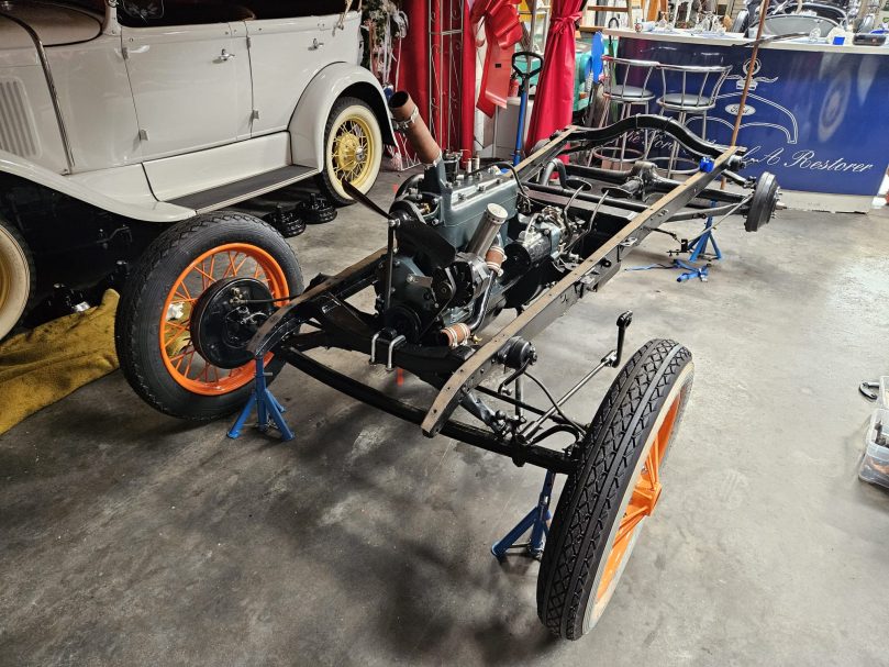 Motor und Rahmen Motor und Rahmen vorbereitet für die weiteren Restaurationsarbeiten