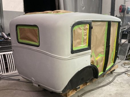 Aufwendige Farblakierung durch die verschiedenen Karosseriefarben Teillakierte Karosse mit aufwendiger Farbgebeung undVorbereitung für die zweite Lackschicht