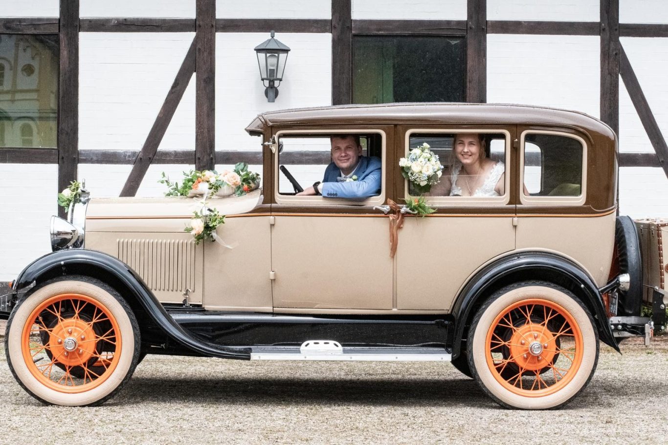 Das Brauttaxi - Ein klassisches Auto aus den 1920er Jahren mit Blumendekor.
