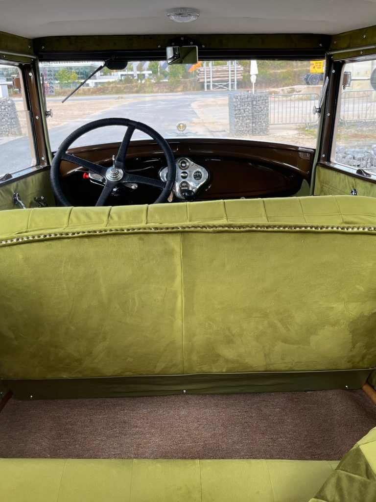 Brauttaxi von innen - Luxus Das Baruttaxi von innen - Luxus in grünem Samt