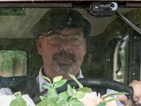 Der Chauffeur im Brauttaxi bring Si zu Ihrer Location