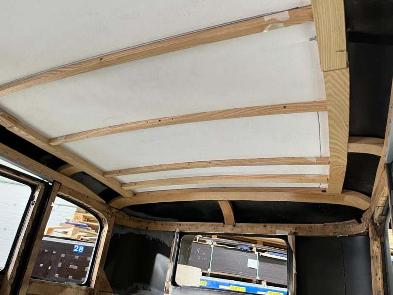 Aufbau & Dachkonstruktion Ansicht der oberen Dachkonstruktion aus Holz an einem Ford Modell A Brigs fordor