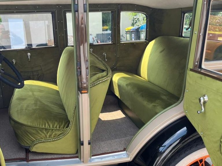 Innenansicht des Brauttaxis - In grünen Samtpolstern zur Hochzeit.