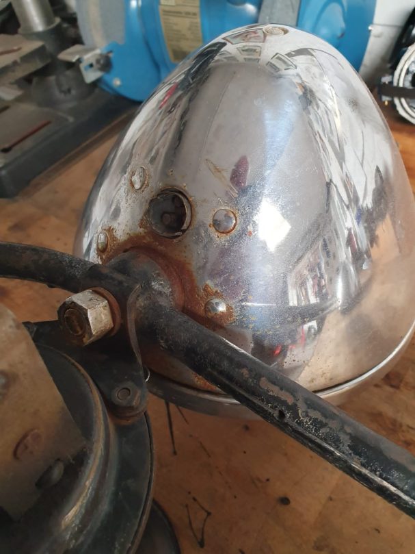 Rostiger Lampenschirm Lampenschirm und Aufnahme mit Rostfrass vor der Neuverchromung