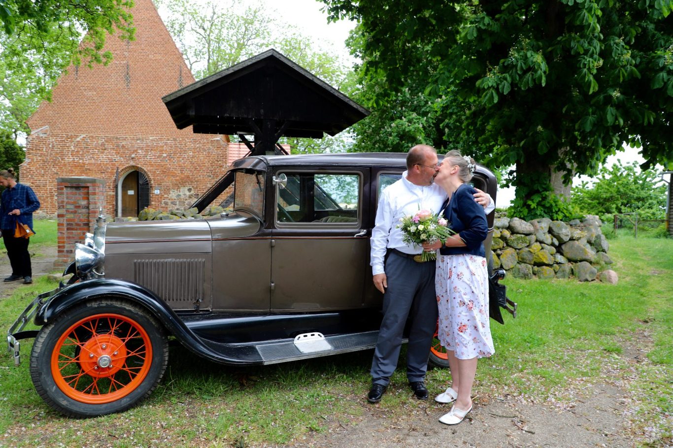Das Brauttaxi im EInsatz Das Brusttaxi bei seinem ersten Einsatz als Hchzeitsauto